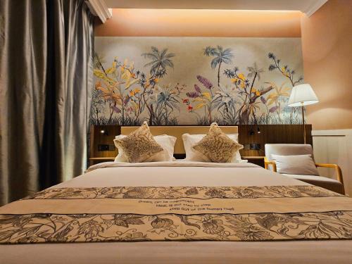 Downtown George Town Hotel | The Palm Suite at Lava Mansion