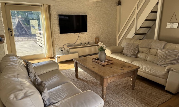 Lechlade Cottage | The Parlour Cotswolds Cottage Farm Stay With Pool