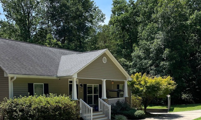 Gumlog House | THE PEACEFUL LARGE FAMILY LAKE HOME RELAXING GET AWAY