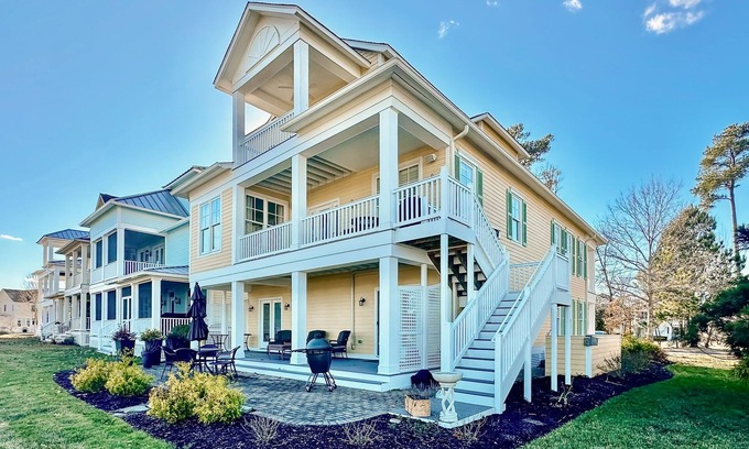 Long Neck House | The Peninsula house w/indoor/outdoor pools, on-site golf & tennis/pickleball