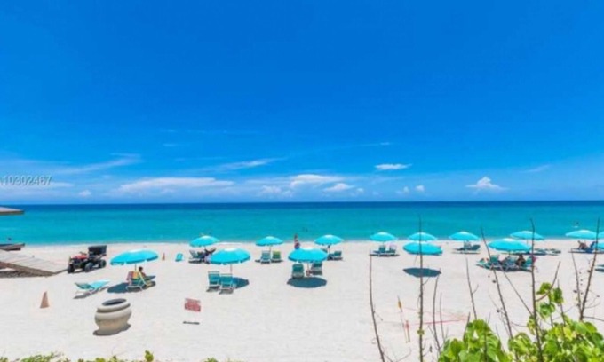 Hollywood South Central Beach Apartment | THE PENTHOUSE - large oceanfront Studio