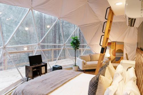 Campton House | "The Perch" Elevated Woodsy Modern Stay w/Hot Tub