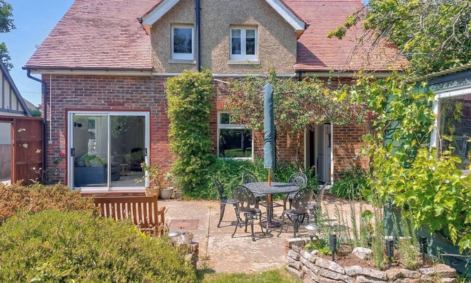 Hayling Island Cottage | The perfect base to explore this beautiful seaside island on the south coast.