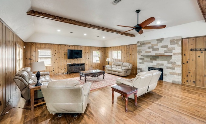 Azle House | The Perfect Getaway/Boat Dock/Eagle Mountain!