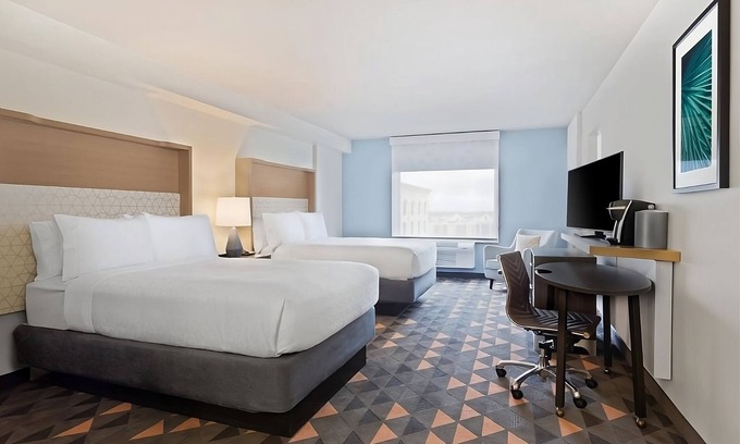 Florida Center Hotel | The Perfect Group Escape! 2 Great Rooms, Pool, Minutes to Universal Studio
