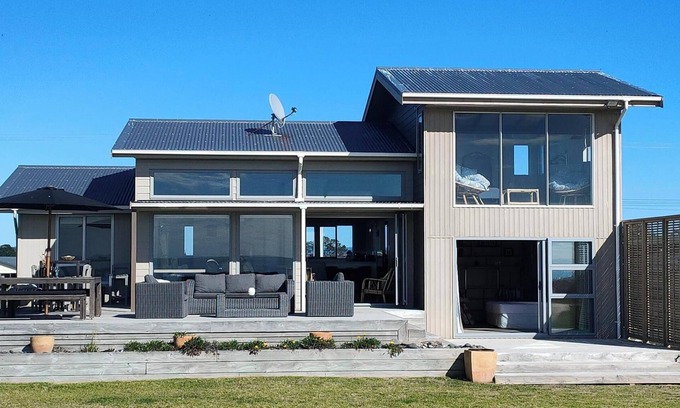 Pukehina House | The perfect location - Right On The Beach!