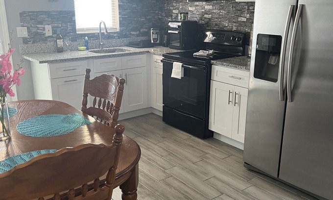 Old Grove Apartment | The perfect place very close to downtown and beaches! PETS ARE WELCOME!