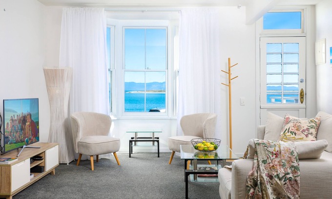 Stepneyville House | The Pilot House - Nelson Waterfront Holiday Home!