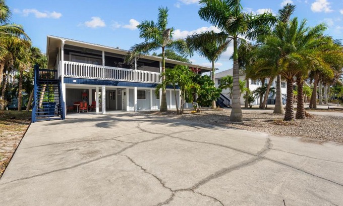 Mid Island Apartment | The Pina Colada at the Anchorage