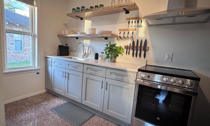 Marlyville - Fontainebleau Condo | The Pines at Pershing Place, Quiet, Safe and Cozy centrally located 1Br Condo