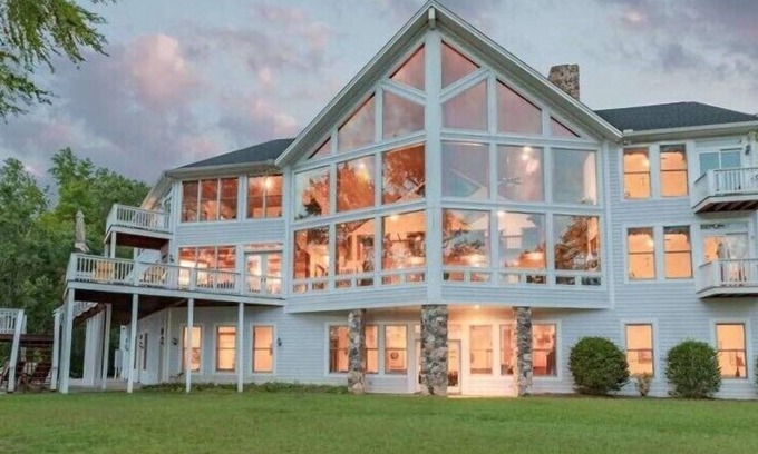 Bracey House | The Pinnacle | Spacious Waterfront Estate |3+ acres