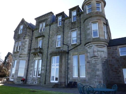 Arden Apartment | The Pipers No 7 Lomond Castle