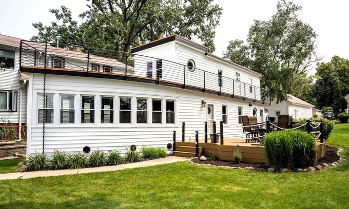 Pewaukee House | The Pirate Ship House on Pewaukee Lake