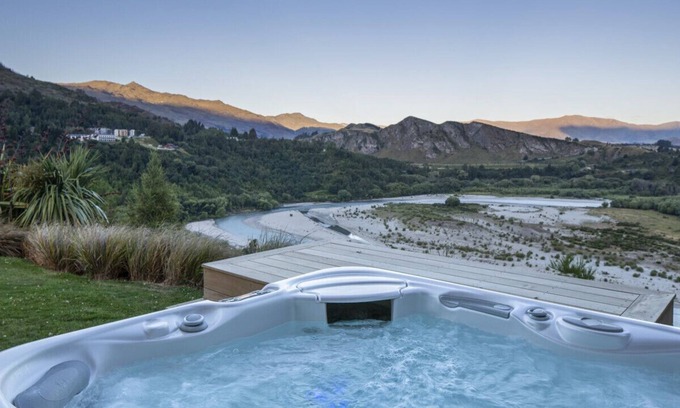 Arthur's Point House | The Point - Villa by the river