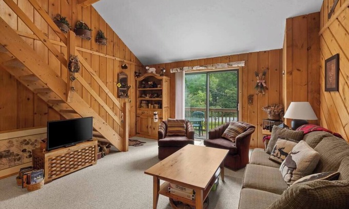 West Dover House | The Polar Bear Lodge | Ski Home Trail & Fireplace!