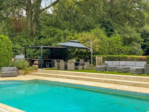 Farnham Common House | The Pool House