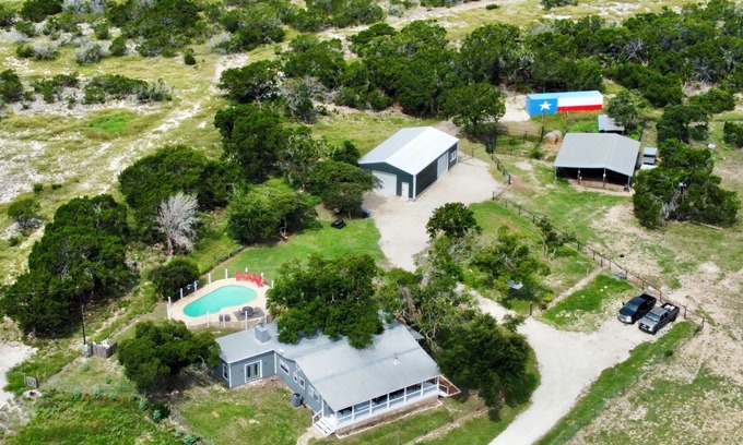 Harper House | The Porch & Prairie Ranch, Sleeps 20! Peaceful Oasis, Pool, Jacuzzi, Events!
