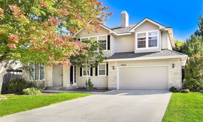 Eagle House | The Promenade - Spacious home/yard & walking path