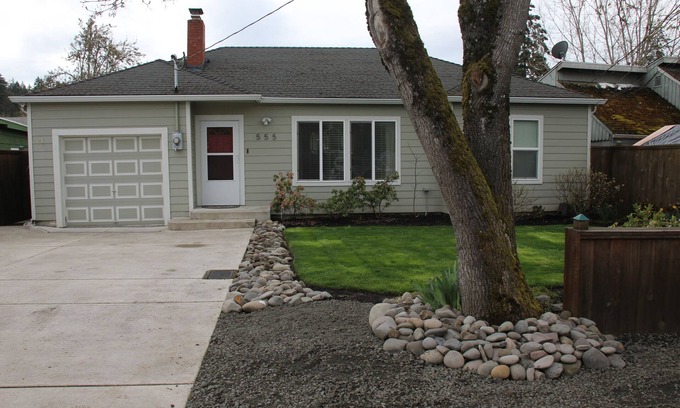 Springfield House | The Quack Shack - Two Miles from Autzen Stadium