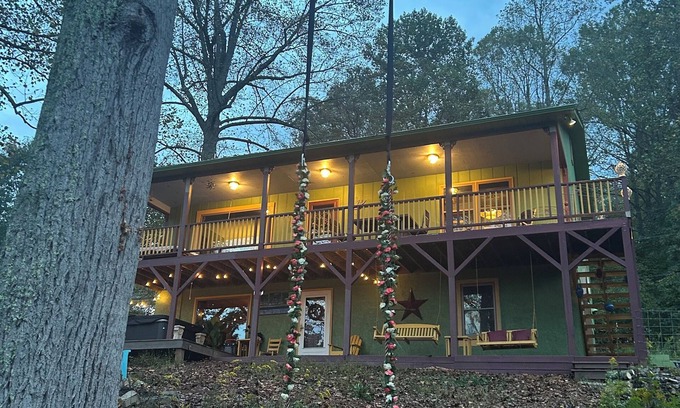 Burnsville House | The Queen of Hearts House: An Eclectic, Rustic & Royal Wonderland