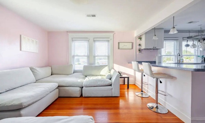 Winchester Apartment | The Queen of Winchester Three Bedroom with Upper Level Deck