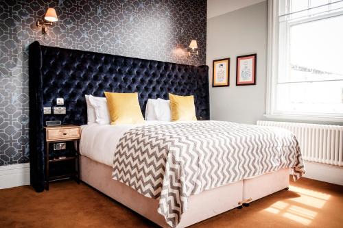 Tudor Hotel | The Queen's Head