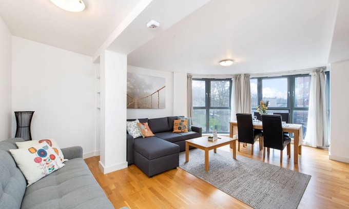 St. Pancras and Somers Town Apartment | The Queen's retreat - Camden - by Frankie Says
