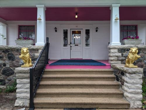 Sturgeon Bay Apartment | The Queen