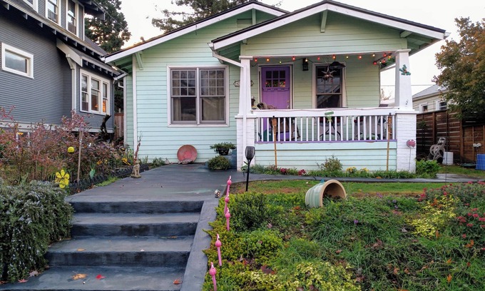 Alameda House | The Quirky Portland Bungalow Charming 2-bedroom with ACWiFi in lovely Portland