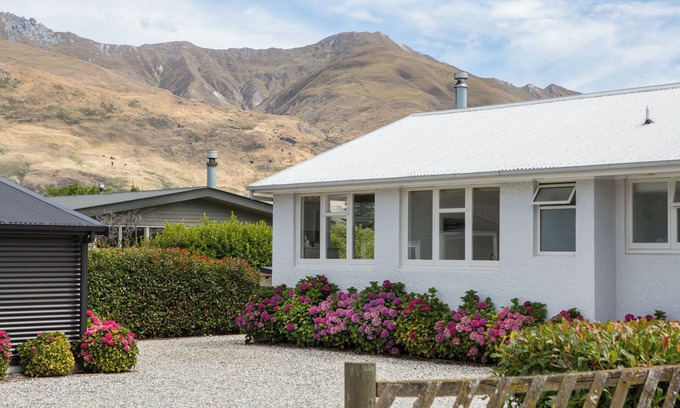 Wanaka Cottage | The Rabbit Warren - Wanaka Holiday Home