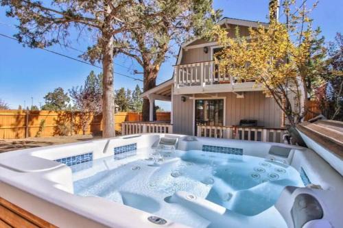 Sugarloaf Villa | The Raccoon Retreat + Firepit + Spa + BBQ