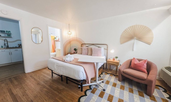 Columbia Apartment | The Rainbow Room | 1 BR 1 BA Studio Apartment