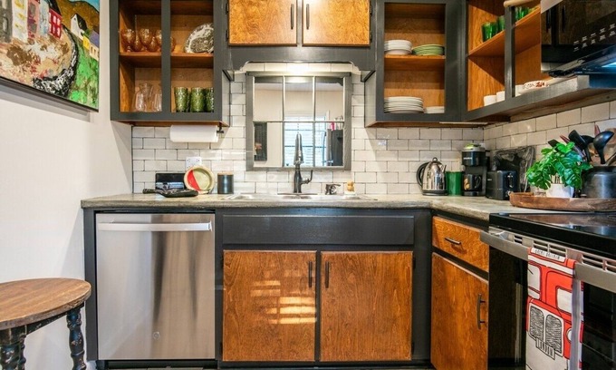 Oxford House | The Raney - Cozy Duplex Mins from Square & Campus!