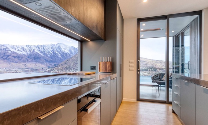 Queenstown Apartment | The Rata Penthouse - Panoramic Views