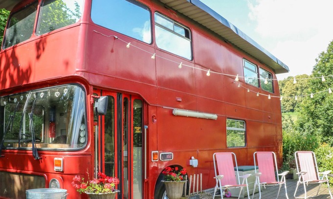 Flaxley Cottage | THE RED BUS!, pet friendly, with hot tub in Newnham-On-Severn