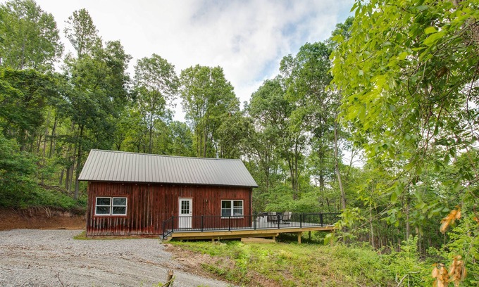 Warfordsburg Cabin | The Red Cabin ~ Secluded Getaway ~ Fire Pit ~ HOT TUB