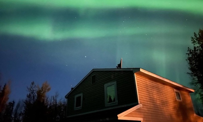 North Pole House | 🌌 The Red Door Residence – Aurora Magic in North Pole, Alaska - Mobile Discount!