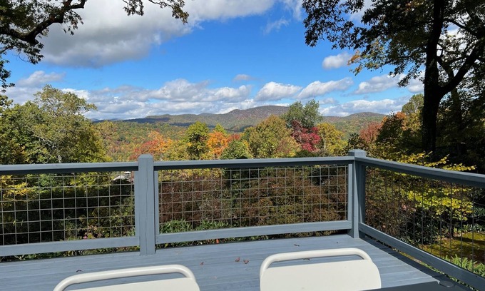 Highlands House | The Red House: Panoramic Views and Walk to Town