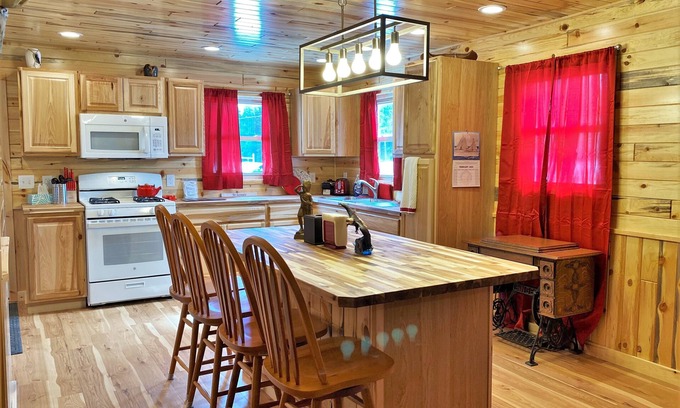 St Ignace House | The Red Pine in St. Ignace