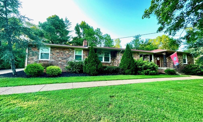 Nashville House | The Retreat At Opry Hills- Sleeps 8 - 3 Bedroom - 2 bathrooms