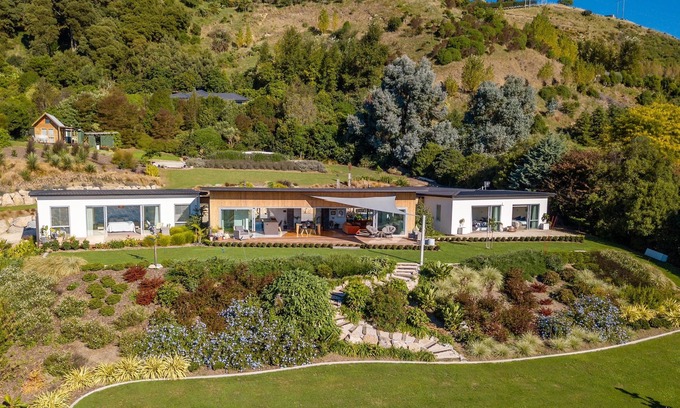 Hope House | The Retreat - Exceptional Hillside Getaway in the Nelson Countryside