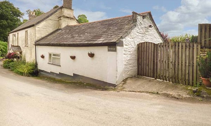 Liskeard Cottage | THE RETREAT, pet friendly, with a garden in Liskeard