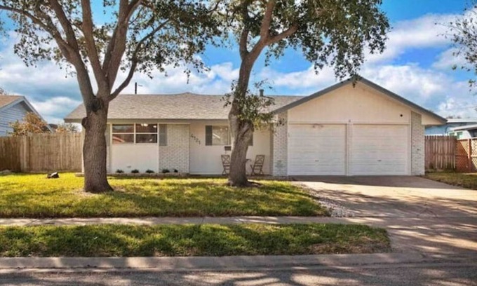 South Side House | The Retreat-Spacious King Beds-Garage Parking-7 Beds-Cornhole Games