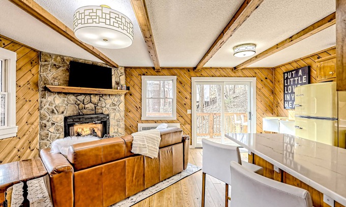 Blairsville Cabin | The Retro | Forest cabin in Blairsville with fireplace, deck & great location