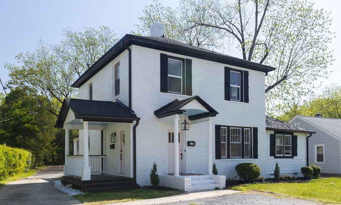 Rock Hill House | The RH Collection | King Beds | Sleeps 14