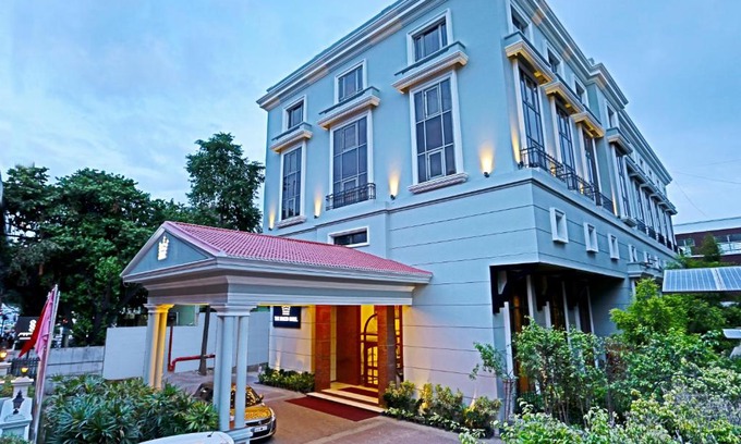 Gandhi Nagar Hotel | The Rialto Hotel