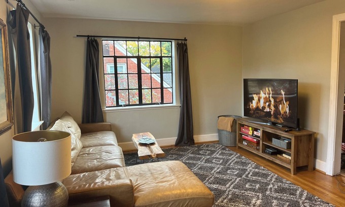Bellevue Apartment | The Richmond Rest.Sunny, open floor plan with parking and pet friendly.