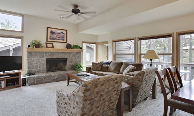 Sunriver Condo | The Ridge at Sunriver - Condo #24 - Access provided to onsite seasonal swimming pool & tennis facilities, year-round hot tub plus 4 bikes