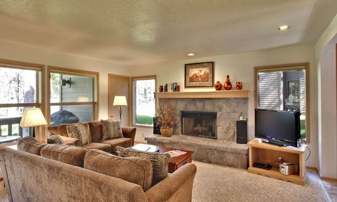 Sunriver Condo | The Ridge at Sunriver - Condo #29 - Access provided to onsite seasonal swimming pool & tennis facilities, year-round hot tub plus 4 bikes