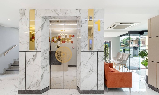 Bang Phlat Hotel | The Riski Hotel at Bangphlat Station